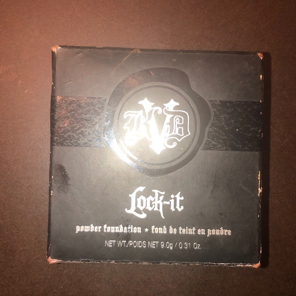 KAT VON D LOCK IT powder foundation deep 205